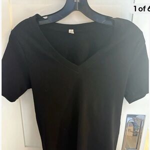 Athleta Black V-Neck Top med perfect